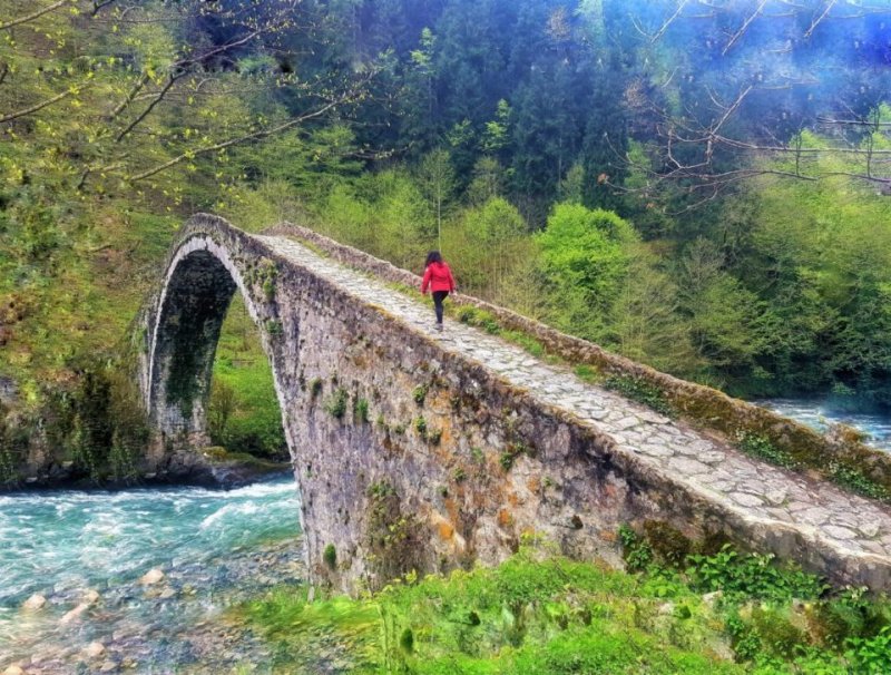 Çamlıhemşin tarafında, Fırtına Deresi üstünde sayısız Tarihi Taş Köprü var. Kim yapmış? Ne zaman yapmış? Kimler ayak basmış bilinmez. Bu köprülerden birine ayak basmadan, dokunmadan dönülmüş bir Karadeniz gezisi kesinlikle eksik kalmış demektir. Sezonda genelde kalabalık oluyorlar ama manzaraları kartpostallık bir görüntü oluşturuyor. Geçtiğimiz yaz insan kalabalığını aşıp fotoğraf çekememiştik ancak bu sefer altından üstünden her türlü hakkını veriyorum.