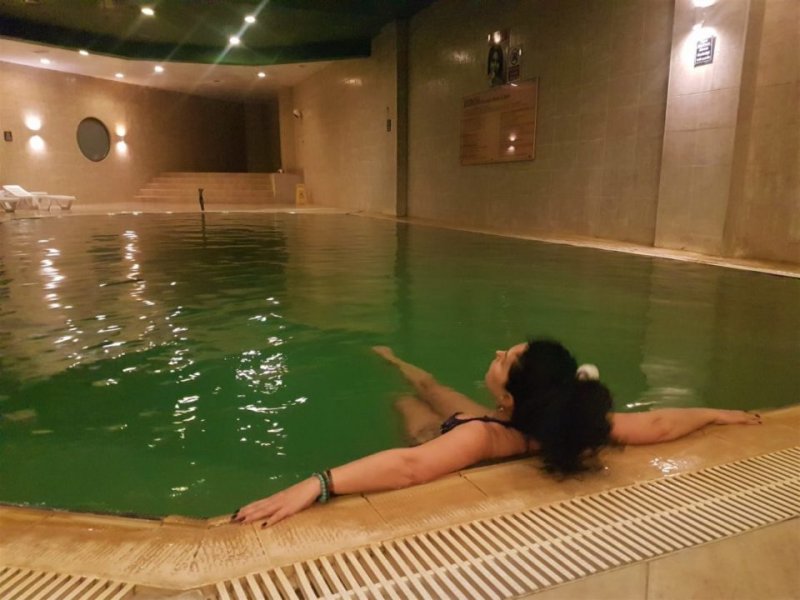 CENNET VADİSİ, İKİZDERE - İkizdere yolunda yol yapım çalışmaları son gaz devam ediyor. Tüneller kazılıyor, yollar genişletiliyor. Umarım siz gittiğinizde bu yolların hepsi bitmiş olur. Kıvrım kıvrım karanlık yollardan otelimize ulaşıyoruz. Bir hayli üşümüş ve yorulmuşuz. Saat 11’e kadar açık olan termal havuzlarına koşuyoruz. Önceden randevu almak kaydıyla kese köpük ve değişik masajlar yaptırabilirsiniz. Ben son dakika gittiğim için hiç birisinde yer bulamıyorum.