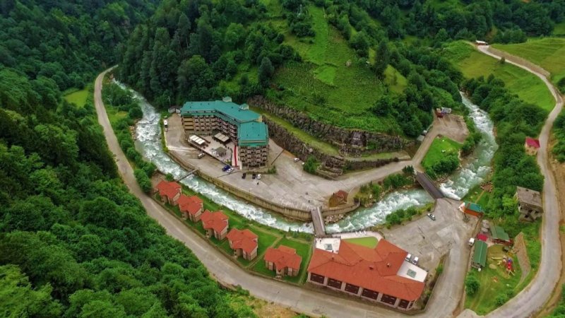 Ridos Termal Otel bölgedeki tek ve Karadeniz’de ki en büyük termal otel olma özelliği taşıyormuş. 30 dönüm arazi içinde ki otel, balayı oteli olarak da kullanılıyor. Su sesiyle uyuyup kuş sesiyle uyanıyorsunuz. Rize’ye 85, İkizdere’ye 28 km uzaklıkta bulunuyor. Bulunduğu yer Cennet Vadisi diye geçiyor. Altından kaynar şifalı sular akarken, hemen yanından buz gibi bir dere akıyor. Dağ, taş, her yer yemyeşil. Vadedilen cennet tam da burası olmalı. Otelin müdürü Cemal bey işine aşık, güler yüzlü, sempatik halleriyle bizi misafir ediyor. Sabah kahvemizi içerken bölge hakkında bilgiler veriyor. Hiç yolu olmayan şelalelerden bahsediyor. Rize’de kayıtlı 45 şelale varmış. Her şelaleyi kaydetmeye kalksalar 100’ü geçer sanırım.Kadın erkek karışık havuzları bulunuyor. Sadece kadınlara ayrılmış havuzda mevcut. Cennet Vadisi’nde ki termal suların şifaları say say bitmiyor. Kas iskelet sistemi hastalıklarından, cilt hastalıklarına, mideye, böbreğe, nörolojik hastalıklara kadar pek çok faydası var. Beni çok güzel dinlendirdiği kesin.