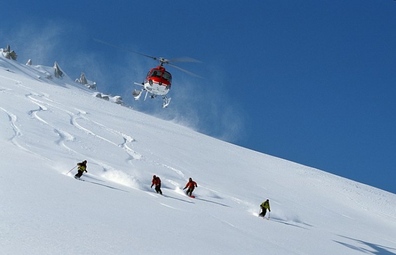 HELISKI VE KAÇKARLAR - Cennet Vadisi daha önce hiç duymadığım bir spor dalıyla tanıştırıyor beni. Heliski sporu, kayakçıları helikopterle pist olmayan, ulaşılması zor yerlere bırakıp oradan kaymalarını sağlayan bir spor türüymüş. Dünyada çok az yerde yapılabilen heliskinin en önemli özelliği, tesislerden ve kayak pistlerinden uzak, bol kar olan yerlerde yapılabilmesiymiş. Hiç pist yok, kar ezilmemiş. Düşünebiliyor musunuz böyle bir şekilde kayabilmeyi. Ben kayak yapıyorum ama bu kadarına cesaret edemem sanırım. Ridos Termal Otel’de iki adet helikoter pisti bu sporu yapanları bekliyor.