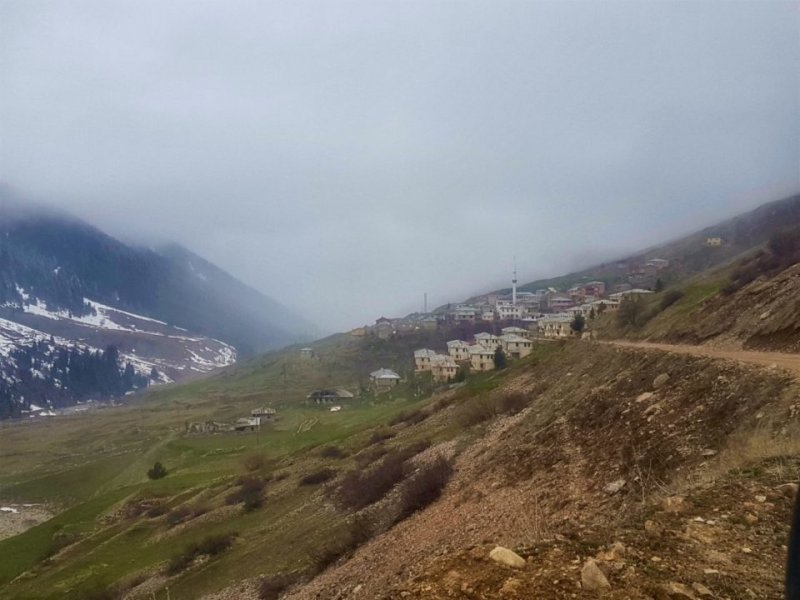 Çamlıhemşin tarafında yaylara giden yollar dikine dikineyken Cimil Yaylası yolu daha düzlük. Çamlıhemşin tarafında çam ağaçlarının arasında ki yollardan giderken burada oldukça açık bir vadide gidiyoruz. Yolun bir tarafı kar diğer tarafı yemyeşil. Yollar beton kaplı.