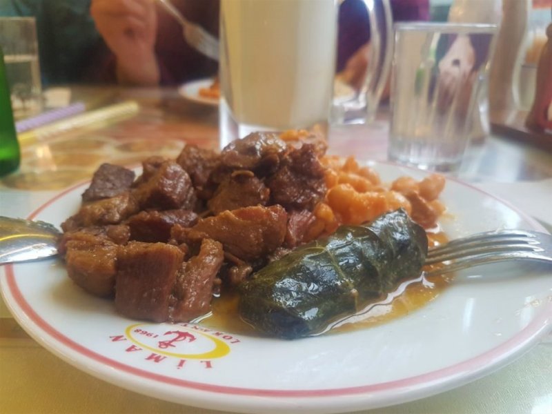 LİMAN LOKANTASI’NIN LEZZETLERİNDE KENDİMİZİ KAYBEDİYORUZ - Tüm gün koşturduk. Karlarla mücadele ettik ve çok acıktık.Liman Lokantası’nın yemeklerini tadınca ne demek istediğini anlıyorum. Liman Lokantası Rize merkezde, kapalı yolda bulunuyor. Fiyatları gayet makul. Lezzetler tarif edilemez nitelikte. Yazılarımda genelde yediğimi içtiğimi yazan biri değilim ama burasını es geçmemek gerekiyor.Rize’de diğer lezzet noktaları Dağbaşı Restoranları. Kıvrım kıvrım çıktığınız, Rize’yi tam tepeden gören pek çok restoran mevcut. Yine şansa her yer sisle kaplanmıştı ve yağmurluydu ama bir ara sis dağılınca manzarasını görebildim. Hakikaten çok güzeldi. Buralar daha çok manzara seyrine gelen, devamlı müşterisi olan yerler değil. Bizim gittiğimiz restoran da yöresel yemekleri bulabilmek pek mümkün olmadı.