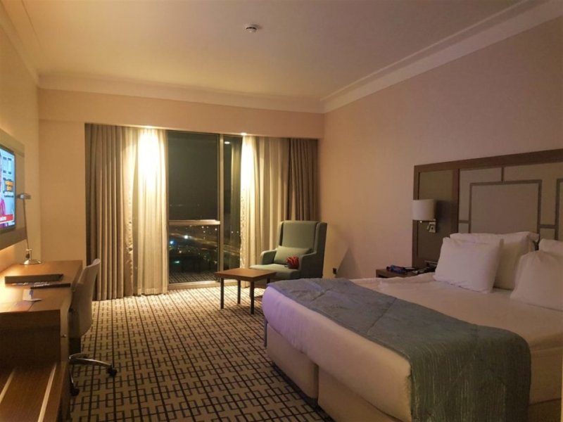 RİZE'DE KONAKLAMA - Rize merkezde konaklama otelim Rize Ramada Otel oluyor. Eğer yaylalarda kalmayacaksanız, şehirde kalmak isterseniz mutlaka burada kalmalısınız. Odanızın penceresinden hırçın karadenizi seyredip konforlu odalarında dinlenebilirsiniz. Bana o kadar güzel bir oda verdiler ki, akşam ne havuzuna ne yemeğe inmemişim. Odadan hiç çıkmamışım. Bunu ertesi gün farkettim. Uzun bir yolculuktan sonra evime dönmüş gibi oldum sanırım.