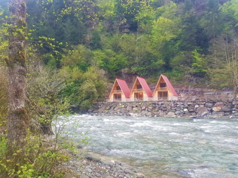 Yaylalarda kalacaksanız pek çok yaylada pansiyon ve otel hizmeti bulunuyor. Çamlıhemşin tarafında, Fırtına Deresi boyunca küçük ahşap evlerde 3 kişiye kadar kahvaltı dahil 500 TL’ye konaklayabiliyorsunuz. Zilkale taraflarında, yol üstünde gördüğüm bir yere ait bu fiyatlar. Aşağıda ki fotoğrafla ilgisi yok. Aşağıda ki evlerin fiyatını öğrenemedim.
