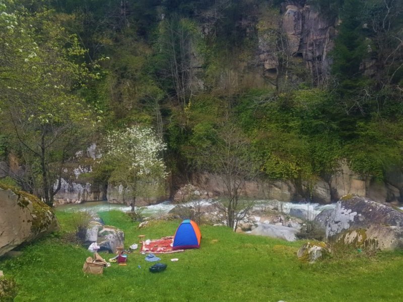 Bu kadar muhteşem bir doğa olunca kamp kaçınılmaz oluyor. Geçtiğimiz ay 20 gün Karadeniz’de kamplı seyahat etmiş biri olarak, kamp yapmanın çok kolay olduğunu söyleyebilirim. Doğada hayvanların gelme olasılığına karşılık yiyecekleri dışarıda bırakmamanız gerektiğini biliyor olmalısınız. Yaylalarda kamp olanağı daha mümkün ancak yaz ayları bile olsa üşüyeceğinizi unutmamalısınız.