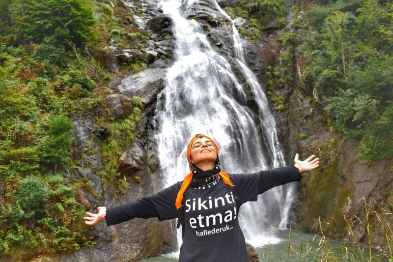 Ağaran Şelalesi'ne gelen ziyaretçiler daha önce benzerini görmedikleri bir ortamda bulunmanın keyfini yaşıyor.