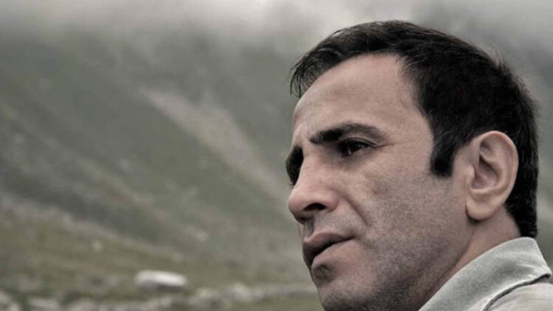 GÖKHAN BİRBEN - Karadeniz müziğinin güçlü sesi Gökhan Birben Rize Pazar İlçesi Subaşı Köyü nüfusuna kayıtlı, aslen Hemşinlidir.