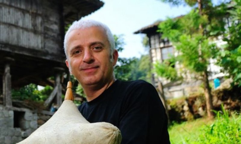 BİROL TOPALOĞLU - Tulum denilince akla ilk gelen müzisyenlerden birisi olan Birol Topaloğlu Rize’nin Pazar ilçesi Suçatı köyünde doğmuştur.