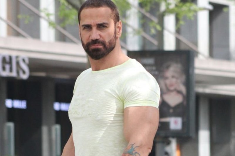 DOĞUŞ - Almanya doğumlu sanatçı Doğuş ailesi ile birlikte 4 yaşında iken Türkiye’ye dönüş yapmışlardır. Küçük yaşlarda ailevi sebeplerin neticesinde evden ayrılmış ve çocuk yaşlarda sokaklarda yaşamaya başlamıştır. Baba tarafından aslen Rize İkizderelidir.