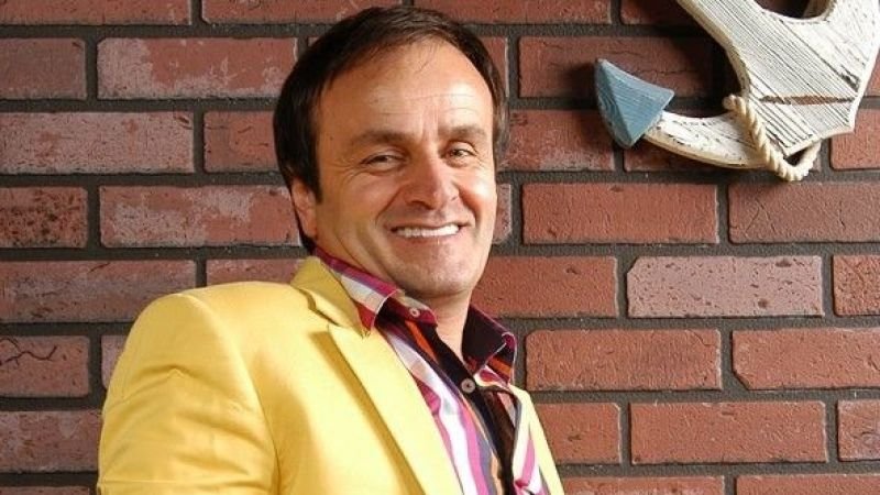 CİMİLLİ İBO - İbrahim Özer ya da bilinen adıyla Cimilli İbo özellikle seslendirdiği eğlenceli ve hareketli şarkıları ile müzik severlerin beğenisi kazandı. Sanatçı Rize İkizdere Cimil Köyündendir.