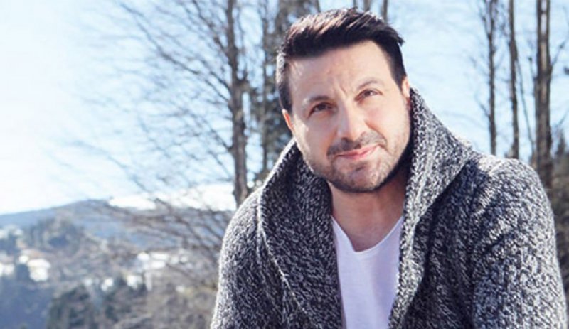 DAVUT GÜLOĞLU - Karadeniz müziğinin sevilen seslerinden Davut Güloğlu Rize Yeni Güzelköy'de doğup büyüdü.