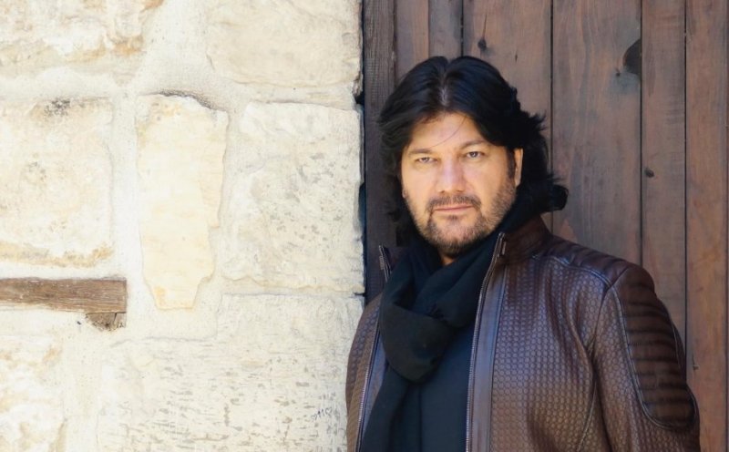 AHMET ŞAFAK - Yedi kardeşin en küçüğü olarak İstanbul’da dünyaya gelen Ahmet Şafak aslen Rizelidir.