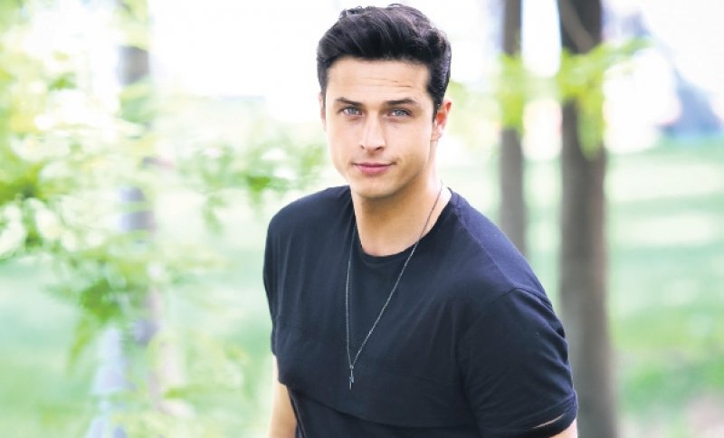 GÖKHAN KESER - Müzisyenliğin yanında oyunculukta yapan Gökhan Keser İzmir'de dünyaya geldi. Keser aslen Rize Pazarlıdır