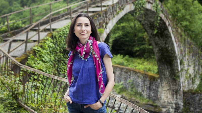 AYŞENUR KOLİVAR - Kendine has yorumu ile Karadeniz müziğinde yer edinen Ayşenur Kolivar Rize Çayeli Raşot Köyünden, Hemşinlidir.