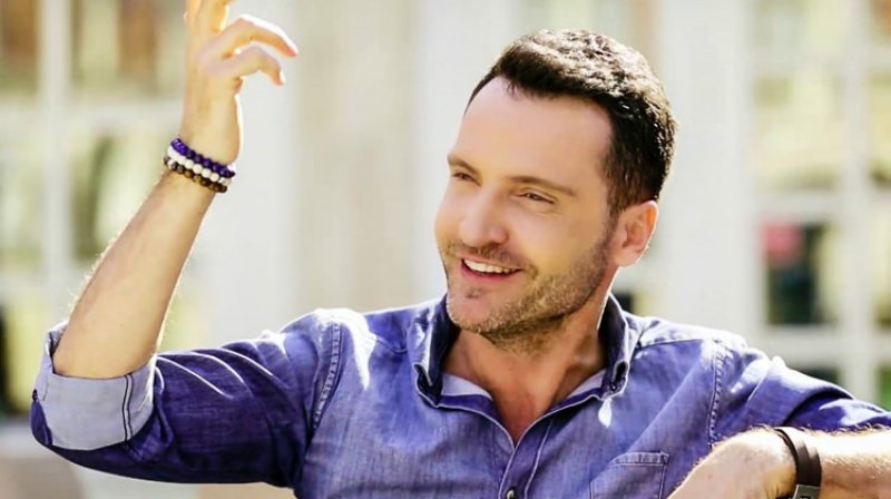 SİNAN ÖZEN - Usta sanatçı Sinan Özen uzun yıllardır yaptığı çalışmalarla müzik dünyasında kendisine önemli bir edindi. Özen aslen Rize'nin Çayeli ilçesindendir.