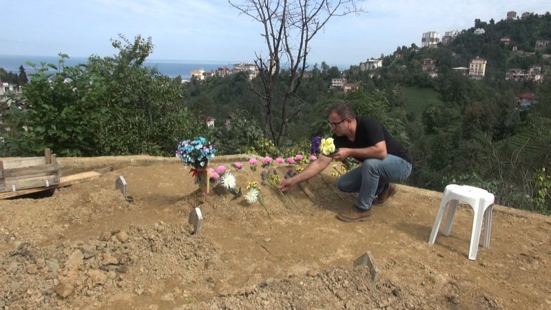 Neslican'ın kabrine çiçekler bırakan Birben, 