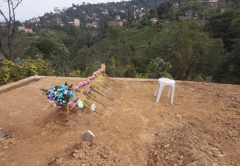 Neslican Tay'ın Pehlivan mahallesindeki mezarına sevenleri ziyaret ediyor.