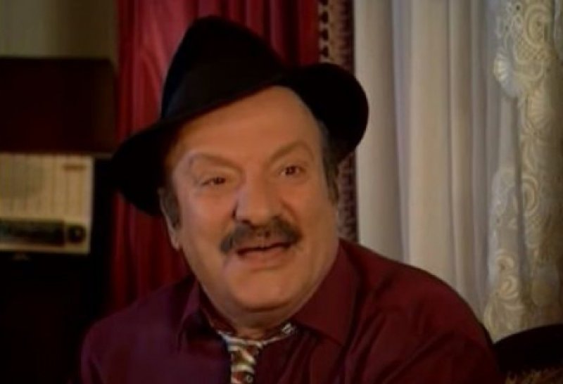 DURSUN ALİ SARIOĞLU - Efsane dizi Tatlı Kaçıklar'ın Tarumar'ı Dursun Ali Sarıoğlu Rize Çayeli'lidir. Sarıoğlu, 2 Nisan 2018'de 82 yaşında aramızdan ayrıldı.