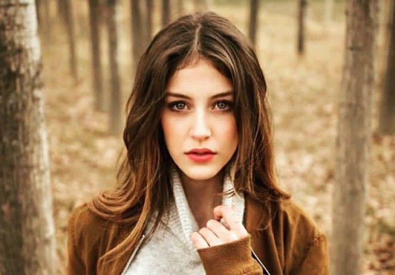 TUĞBA ÇINAR - İkizler Memo – Can dizisinde Yaren Kepez karakteri ile ilk oyunculuk deneyimini gerçekleştirdi. Ankara'da doğan genç oyuncu baba tarafından Rizelidir.