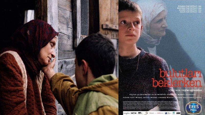 BULUTLARI BEKLERKEN (2004) - Birinci Dünya Savaşı esnasında doğup büyüdükleri vatanlarından ayrılmak zorunda bırakılan Rum yerlileri Karadeniz'i terk edip Güney bölgelere doğru göçe zorlanırlar. Küçük Eleni de bu ailelerden birinin kızıdır. Eleni ailesini geride bırakarak kendisini evlat edinen Türk ailenin yanına Mersin'e taşınır ve Ayşe adını alır. Öz ailesini terk edip yeni bir hayata başlayan Ayşe'nin buradaki yegane dostu ablası Selma'dır. Uzun yıllar sonra Selma hayata veda ettiğinde derinden etkilenen Ayşe o an itibariyle bir iç hesaplaşmaya girişir. Geçmişiyle yüzleşmeye başlayan kadın her anından pişmanlık duyduğu hatalarını birer birer gözden geçirir. (Yönetmenliğini Yeşim Ustaoğlu'nun yaptığı filmin çekimleri Rize'nin Çamlıhemşin ilçesinde yapıldı. Topluca Köyü'nde yaşayan köylülerinin filmde Rum olarak gösterildiği iddiası film vizyona girmeden önce tartışma yaratmıştı)