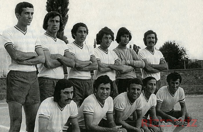 1974-75 Sezonunda İETT Spor Kulübü’ne transfer olan Recep Tayyip Erdoğan güçlü fiziği uzun boyu sayesinde takımın en göze batan ve en başarılı futbolcuları arasında yer alıyordu. Bu transfere karşı çıkan babası Ahmet Erdoğan’ı İETT Teknik Direktörü Mehmet Ali Gürses: İETT’de hem futbol oynayacak, hem çalışacak. Okulunu da ihmal etmeyecek sözünü vererek ikna ediyordu.