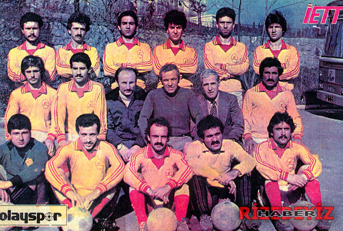 Kendisi Fenerbahçeli forması Galatasaraylı

Recep Tayyip Erdoğan’ın top koşturduğu İETT Futbol Kulübü’nün renkleri sarı-kırımızı renklerden oluşuyordu.Fotoğrafta En Üst Sıra (soldan sağa : ……, Mesut, Babil, Mustafa, Arif,….. Orta Sıra ( soldan sağa ): Nidai, ….., Necmi, Mehmet Ali Gürses, Erman Şarçı, Aşır. En alt sıra(soldan sağa): ……., Recep Tayyip Erdoğan, Saim, ……., Şükrü