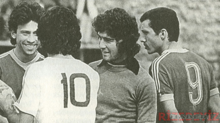 Recep Tayyip Erdoğan Erokspor, Camialtı takımlarında santrafor olarak forma giydi. İETT’de ilk iki yıl santrafor olarak forma giydi. Erdoğan daha sonra libero mevkiine geçti.