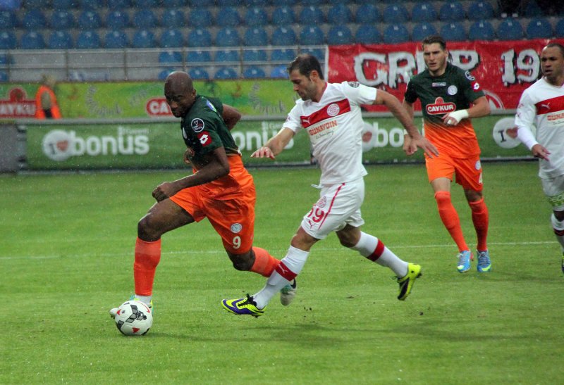 Çaykur Rizespor, Süper Lig'de 16 kez karşılaştığı Antalyaspor'u 4 kez yendi, 7 kez yenildi ve 5 maçta ise berabere kaldı.