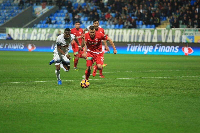 İki takımın Rize'de karşı karşıya geldiği 8 maçta taraflar sahadan 3'er kez galibiyetle ayrıldı, 2 müsabaka ise berabere sona erdi.