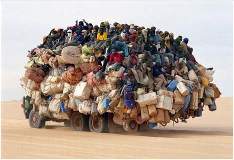 Görülüyor ki insan yaratıcılığı taşımacılık konusunda da sınır tanımıyor. Birazdan göreceğiniz fotoğraflar sizi hem güldürecek, hem de 'Yok artık!' dedirtecek türden. Dünyanın farklı bölgelerindeki insan ve eşya taşımacılığına farklı örnekler sunan bu galeriyi gördükten sonra halinize şükredecek ve bu insanlarla aynı konumda olmadığınız için sevineceksiniz. İşte birbirinden ilginç taşıma şekilleri...