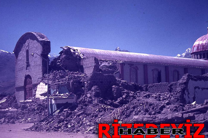 Depremde 75bin kişi ölü bulundu ve 25 bin kişi kayıp rapor edildi. Bir süre sonra ölü sayısı 200 bin olarak teyit edildi.