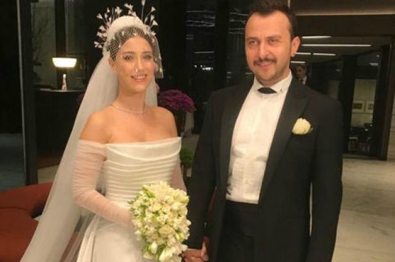 Oyuncu Hazal Kaya, 5 yıllık sevgilisi Ali Atay ile Şubat ayında nikâh masasına oturdu. Çift geçtiğimiz aylarda da oğulları Fikret Ali'yi kucaklarına aldı.