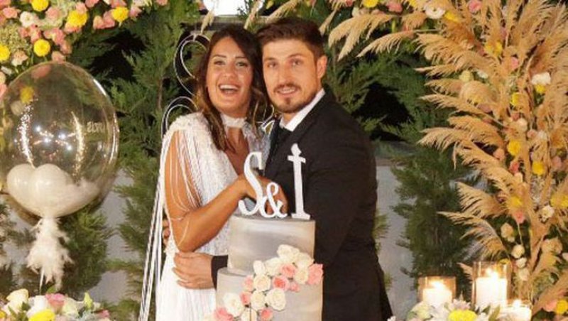 Katıldığı Survivor yarışmasıyla adını duyuran Sahra Işık, uzun süredir birlikte olduğu İdris Aybirdi ile evlendi.