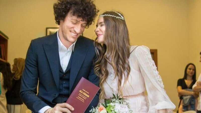 Oyuncu Müge Boz ve basketbolcu Caner Erdeniz, Berselona'daki Türk konsolosluğu'nda nikâh masasına oturdu. Çiftin kızları Vina, Kasım ayında doğdu.