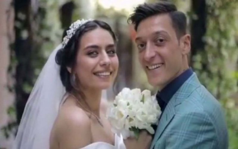 Dünyaca ünlü futbolcu Mesut Özil ile oyuncu Amine Gülşe, Haziran ayında dünya evine girdi.