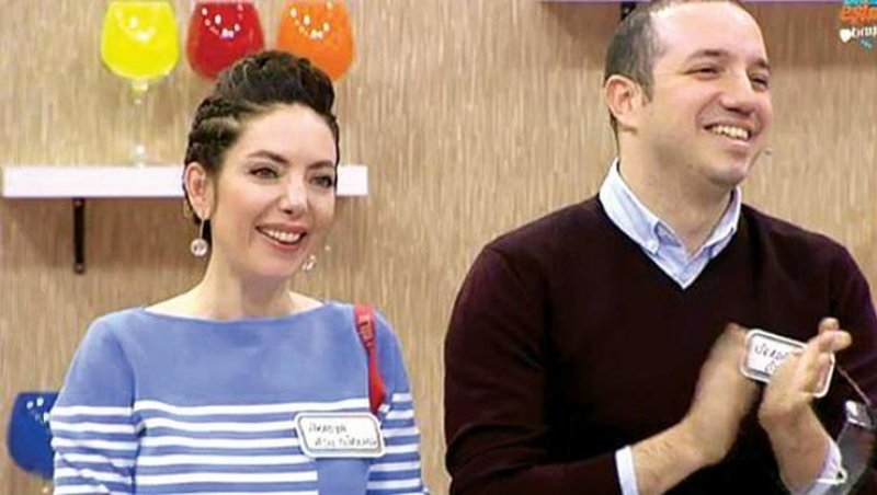 2016 yılında kızı Pera'ya 22 haftalık hamileyken Serdar Özmen'le nikâh masasına oturan Akasya Asıltürkmen, eşiyle aldıkları ortak kararla tek celsede boşandı.