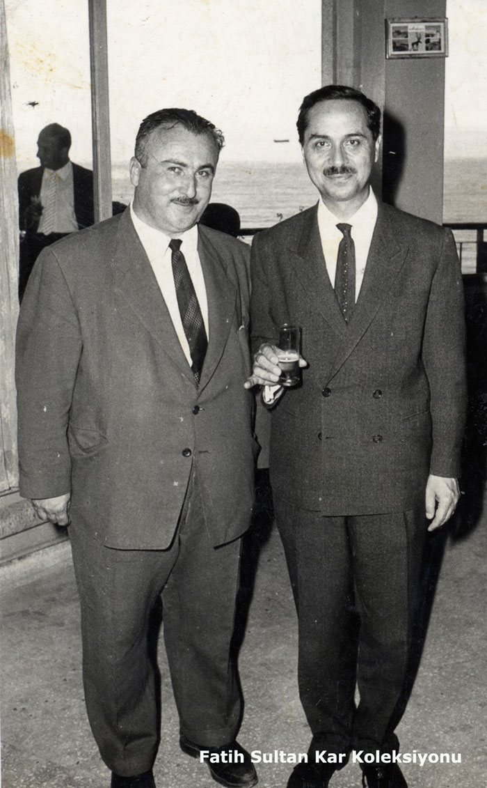 Mustafa Ardal sosyal yönü ağır basan bir insandı. Ardal fotoğrafta dönemin Rize Valisi Adil Aktan ile gözükmektedir.