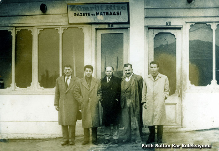 Zümrüt Rize Gazetesi’nin kurucusu Mustafa Ardal ( soldan sağa 4. ) gazetenin Rize’de hizmete başladığı Eski Sümerbank'ın karşısında Kazım Karabekir Caddesinde arkadaşları ile