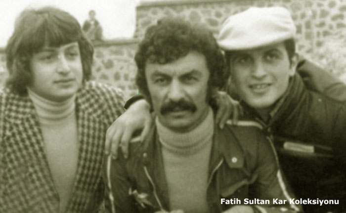 Maziden bir kare 
Faik Bakoğlu ve Gazeteci arkadaşları. Soldan sağa Muhsin Aşar, Metin İslamoğlu ve Faik Bakoğlu