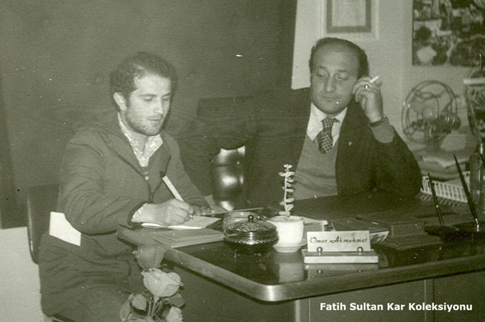 Faik Bakoğlu, dönemin Rize Gençlik ve Spor İl Müdürü Ömer Akmehmet ile söyleşi halinde