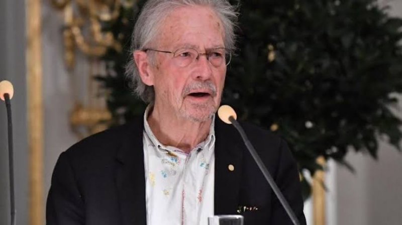 Sırp savaş suçlularını savunan Peter Handke’ye Nobel Edebiyat Ödülü verilmesi tüm dünyada tepkilere neden oldu.