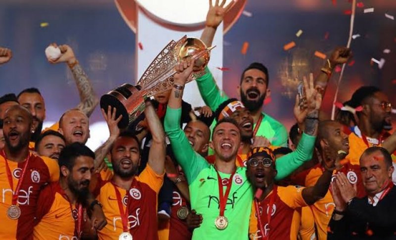 Galatasaray, Spor Toto Süper Lig'de 2018-2019 sezonunun 33. haftasında sahasında Medipol Başakşehir'i 2-1 yenerek bitime bir hafta kala 22. şampiyonluğunu ilan etti.