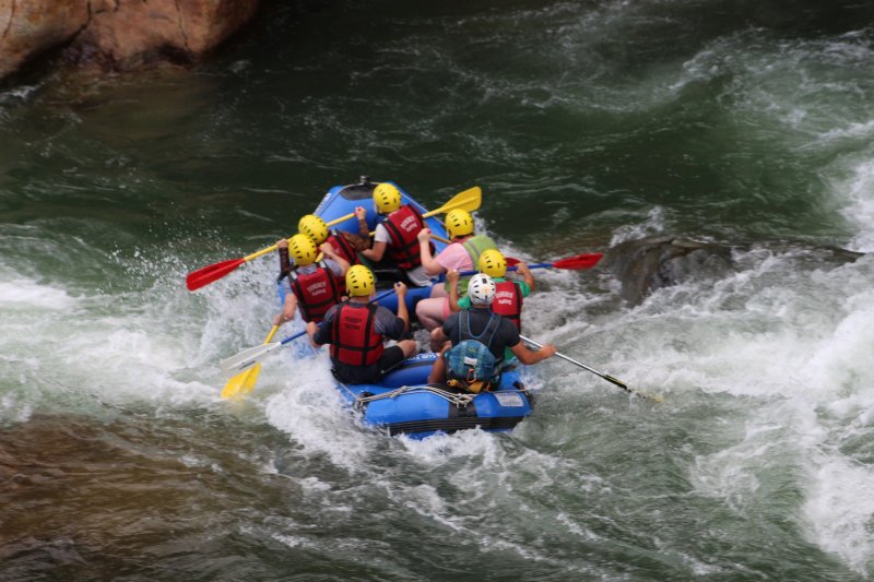 Raftingciler akarsu, yatağı içinden geçerken çeşitli doğal engelleri geçmek zorundadır. Bu engeller büyüklü, küçüklü kaya parçaları bazen de ağaç gövdeleridir. Su kimi zaman da yüksekçe yerlerden dökülerek yoluna devam eder.
