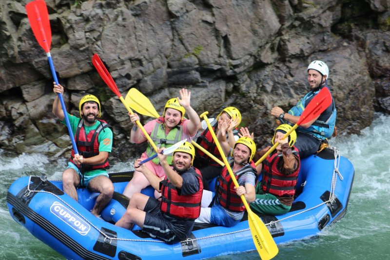 Suyun yolunu kesen bu engeller genel akışın hızını ve yönünü etkiler, suda türbülanslar, dalgalar ve akışta ani süratlenmeler oluşturur. Akarsu sporlarında, bu tür beyaz ve köpüklü görüntüler sergileyen bölgelere 