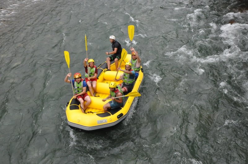 Klas2: Basit rapidler. Akıntı azdır. Suyun akışı ve küçük engeller hafif dalgalanmalar oluşturur. Bunlar hiç bir tehlikesi olmayan basit geçişlerdir.