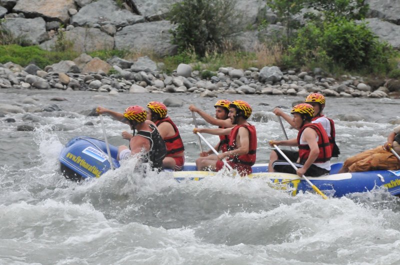 Klas4: Zor rapidler. Rapidin başlangıcından bitişini görmek her zaman mümkün olmaz. Akıntı, oldukça büyük ve karışık dalgalar oluşturur. Su altı ve su üstü engelleri bulunur. Emniyet için kıyıda kurtarma ipiyle ekibin olması gerekir.
