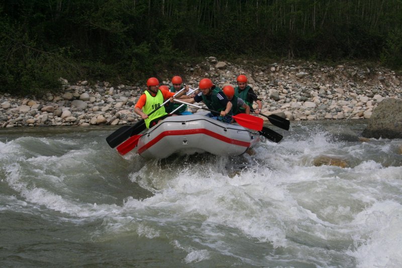 Klas5: Çok zor rapidler. Su bazen çavlanlar bazen de çok büyük dalgalar oluşturur. Dalga boyu 5 metreye varabilir. Her taraf bembeyaz köpük içindedir. Dar geçişler olabilir. Bu bölgelerden geçiş için çok deneyimli olmak, zor durumlarda neler yapılacağını iyi bilmek gerekir. Emniyet sistemi kurmadan bu sulara girmek son derece risklidir.