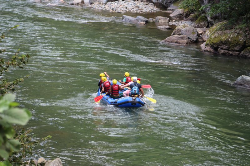 Klas6: Geçilemeyecek kadar zor rapidler. Nehir buralarda ya metrelerce yukarıdan dökülür. Ya da art arda bir dolu engele rastlayarak çok türbülanslı ve dalgalı bir bölge oluşturur.