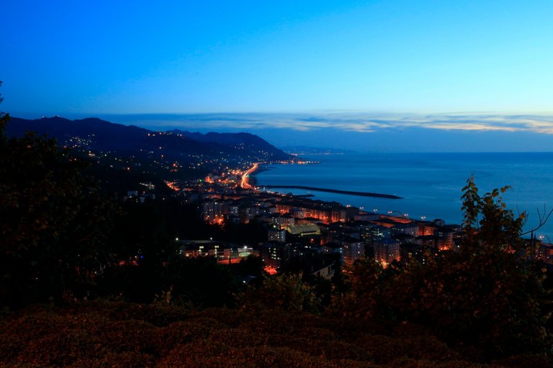 Tarihi Kemer Taş Köprüler, Buzlupınar Tarihi İstoponos Ahşap Köprüsü, Çayeli Pileki Mağarası(Kesmetaş/Zancel), Ağaran Şelâlesi, Çataldere Karakaş Şelalesi, Derecik Kirazlı Karadere Şelalesi, Tarihi ve Kültürel Arşiv Müzesi (Ahmet Hamdi İshakoğlu Doğal Yaşam Müzesi), Malipos Tepeleri, Musadağı ve Pilavdağı Efsanesi, Tarihi Çeşmeleri, Tarihi Konakları, Tarihi Serenderler (Nalıya), Şemkevut Yaylası, Eğnaçor Yaylası, Çirmaniman Yaylası, Karos Yaylası, Zargistal Yaylası, Eğnaçor Gölü, Ongici Gölü ilçe sınırları içerisinde görülmesi gereken yerlerdir.