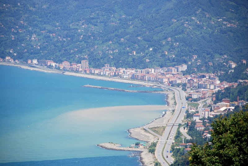 Çayeli ve köylerindeki halk çeşitli Türkmen boylarından (Çepniler, Karamanoğulları) oluşur. Bazı dağlık köylerde ise bölgenin yerli halkı olan Hemşinliler oturur. Çayeli'nden sonraki ilçelerde ise (Pazar, Ardeşen, Fındıklı) Lazca da konuşulur.
